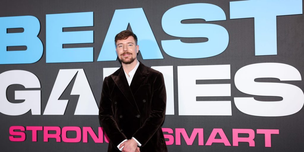 يستهلك منشئ المحتوى (يوتيوب) مايكل فان جيرفن 3 سماعات (إيربودز) يوميًا.