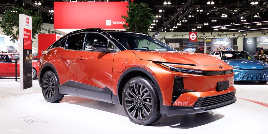 تباطؤ مبيعات السيارات الكهربائية في 2026 يدفع الشركات لإنتاج سيارات أرخص.