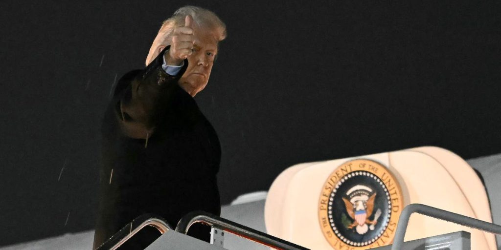 يدعو ترامب إلى تحديد سقف فائدة بطاقات الائتمان بـ 10% لمدة عام واحد عبر منصة “تروث سوشيال”.