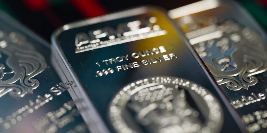 كيف ساهمت الاضطرابات السياسية الأخيرة لإدارة ترامب في تسجيلات قياسية لأسعار الذهب والفضة.