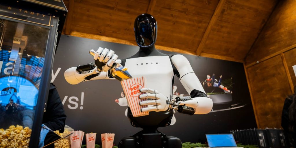 إيلون ماسك يقول إن إنتاج سايبركاب (Cybercab) و”أوبتيموس” سيكون بطيئًا للغاية في البداية.