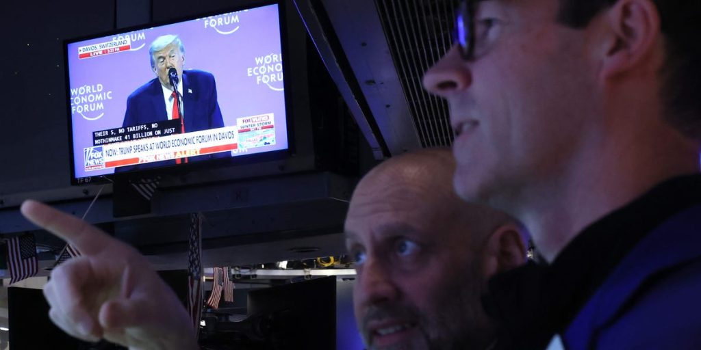 أسهم الشركات ترتفع بعد تراجع ترمب عن رسوم جمركية على غرينلاند.