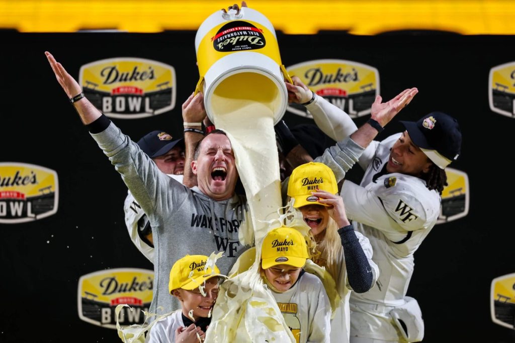 جاك ديكرت (Jake Dickert) من ويك فورست يرحب بحمام المايونيز، بينما يعاني فريق ولاية ميشيغان في (Bowl Game).