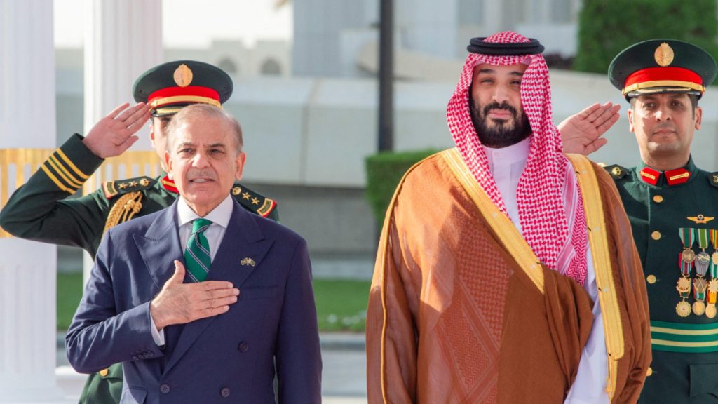 السعودية وباكستان تتفاوضان لتبادل القروض عن طائرات (JF-17) القتالية.