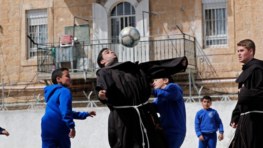 مدارس مسيحية في القدس تعلق الدروس احتجاجًا على قيود إسرائيلية.