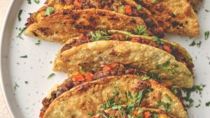 تستخدم وصفة تاكو اللحم البقري هذه من كتاب الطبخ “بلانتاس” السالسا لتتبيل اللحم