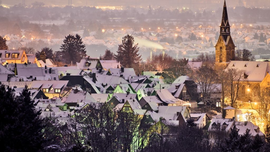 تعيث الثلوج والجليد فسادًا في جميع أنحاء أوروبا، مما يتسبب في وقوع حوادث مميتة وفوضى في السفر