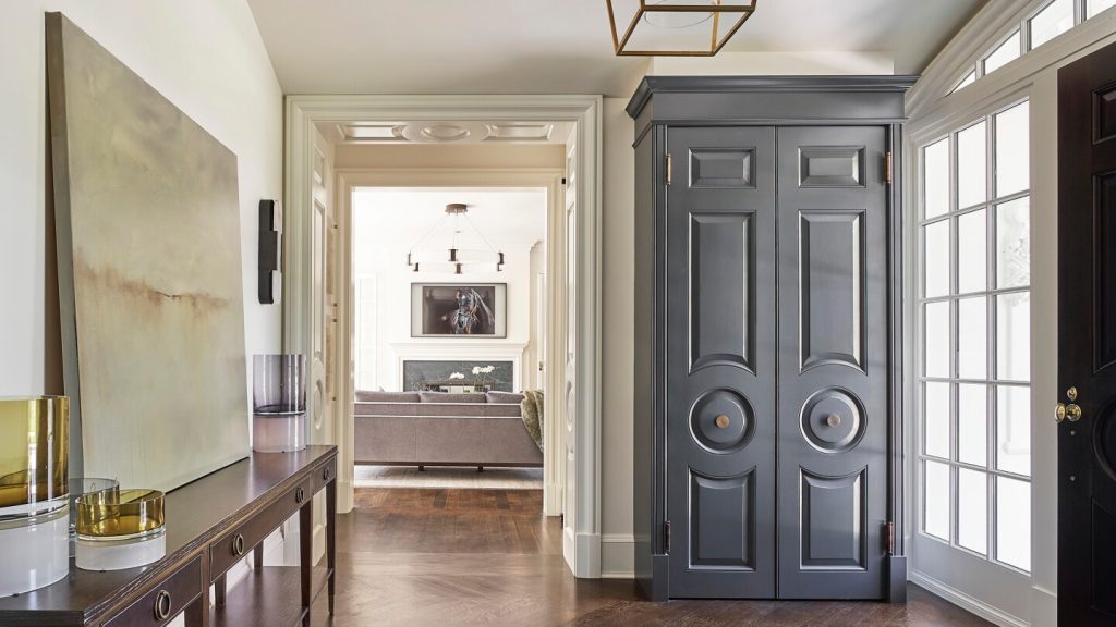 هل يمكن أن تصبح هذه الخزانة خزانة مطبخ؟ فن إعادة تدوير الأثاث القديم