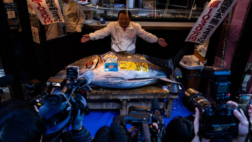 تظهر الصور بيع سمكة التونة ذات الزعانف الزرقاء بقيمة 3.2 مليون دولار في أول مزاد للأسماك في طوكيو لعام 2026