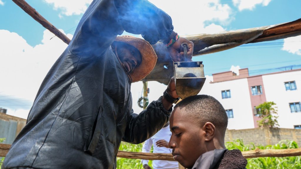 حلاق كيني يستخدم مجرفة حادة يزدهر على جنون وسائل التواصل الاجتماعي في أفريقيا