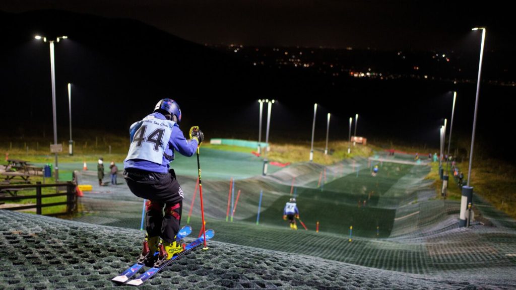 لا ثلج ولا مشكلة: المنحدر البلاستيكي المحاط بالأغنام هو الذي أنتج أفضل متزلج في بريطانيا