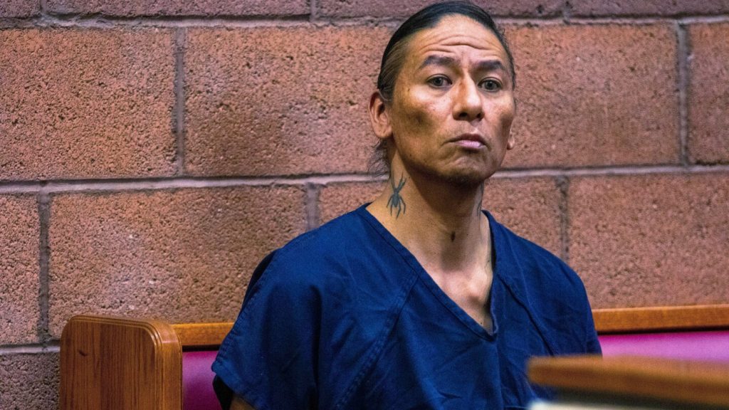 قام ممثل فيلم “Dances with Wolves” Nathan Chasing Horse بتعطيل المحكمة قبل أسبوع من محاكمة الاعتداء الجنسي