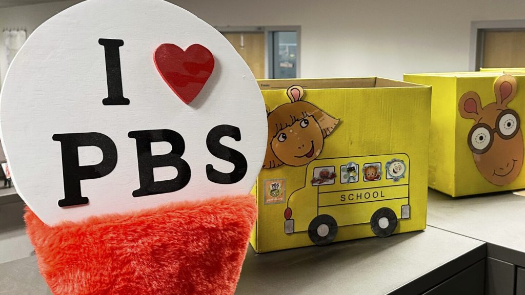 تم إغلاق نشرات الأخبار في عطلة نهاية الأسبوع على قناة PBS بسبب تخفيضات التمويل، وتم استبدالها ببرامج ذات موضوع واحد