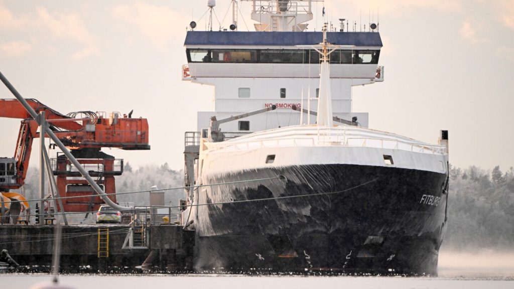 ألقت الشرطة في فنلندا القبض على اثنين من أفراد طاقم سفينة الشحن فيما يتعلق بإتلاف الكابل البحري