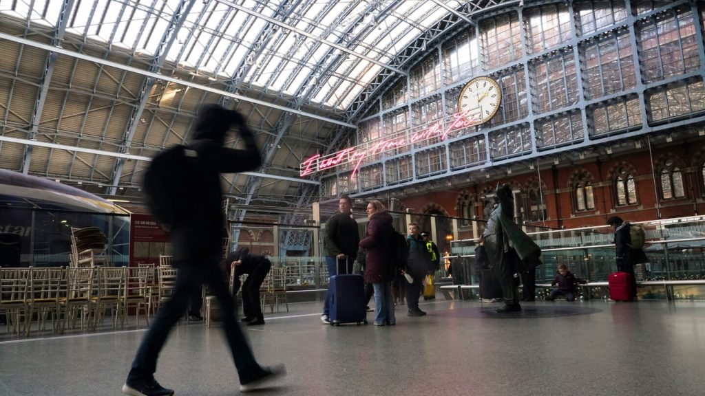 تم إصلاح عطل الطاقة في نفق القناة، لكن تأخيرات السكك الحديدية ما زالت قائمة