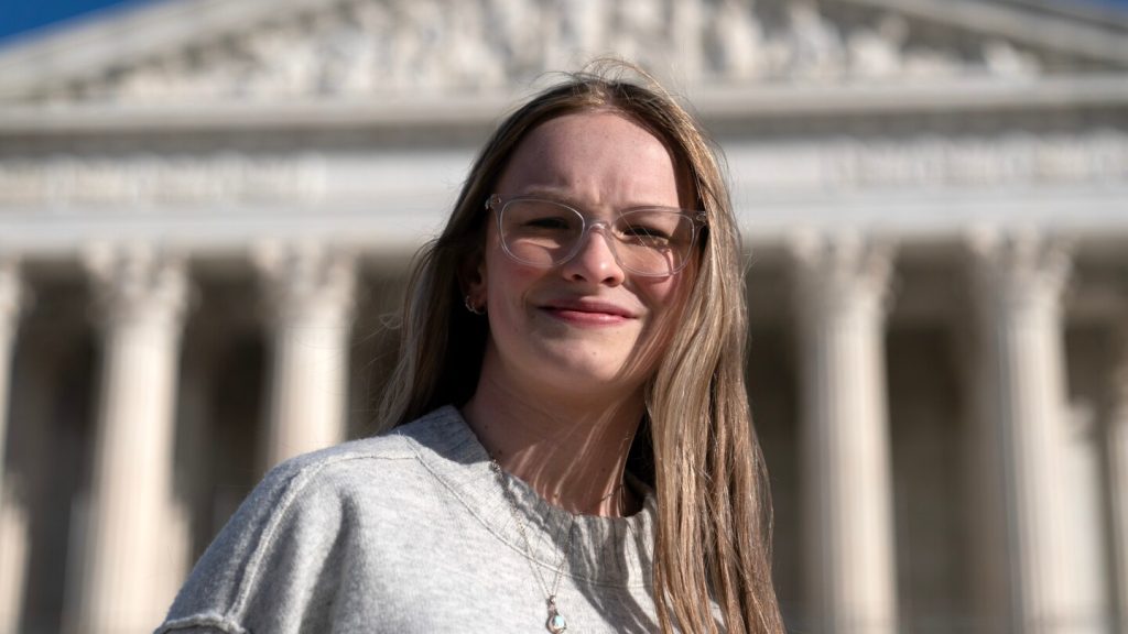 تعرف رياضية مراهقة متحولة جنسيًا في معركة أمام المحكمة العليا أن الموسم الرياضي القادم قد يكون الأخير لها