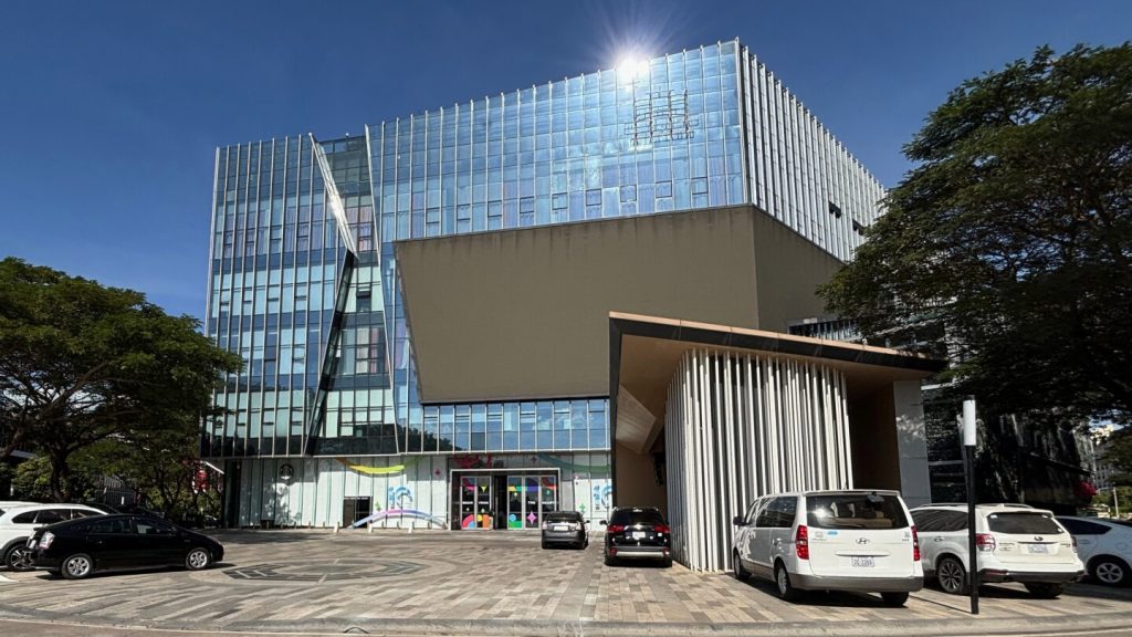 تم تسليم رجل أعمال من كمبوديا إلى الصين للاشتباه في أنه يدير إمبراطورية إجرامية واسعة عبر الإنترنت