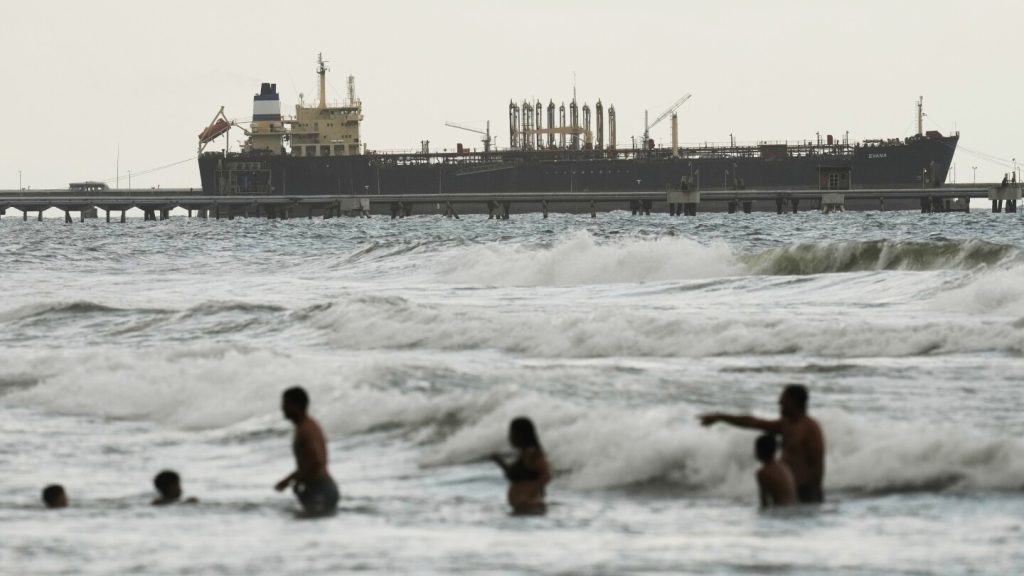 الولايات المتحدة تعترض الناقلة الخامسة الخاضعة للعقوبات بينما تمارس سيطرتها على توزيع النفط الفنزويلي