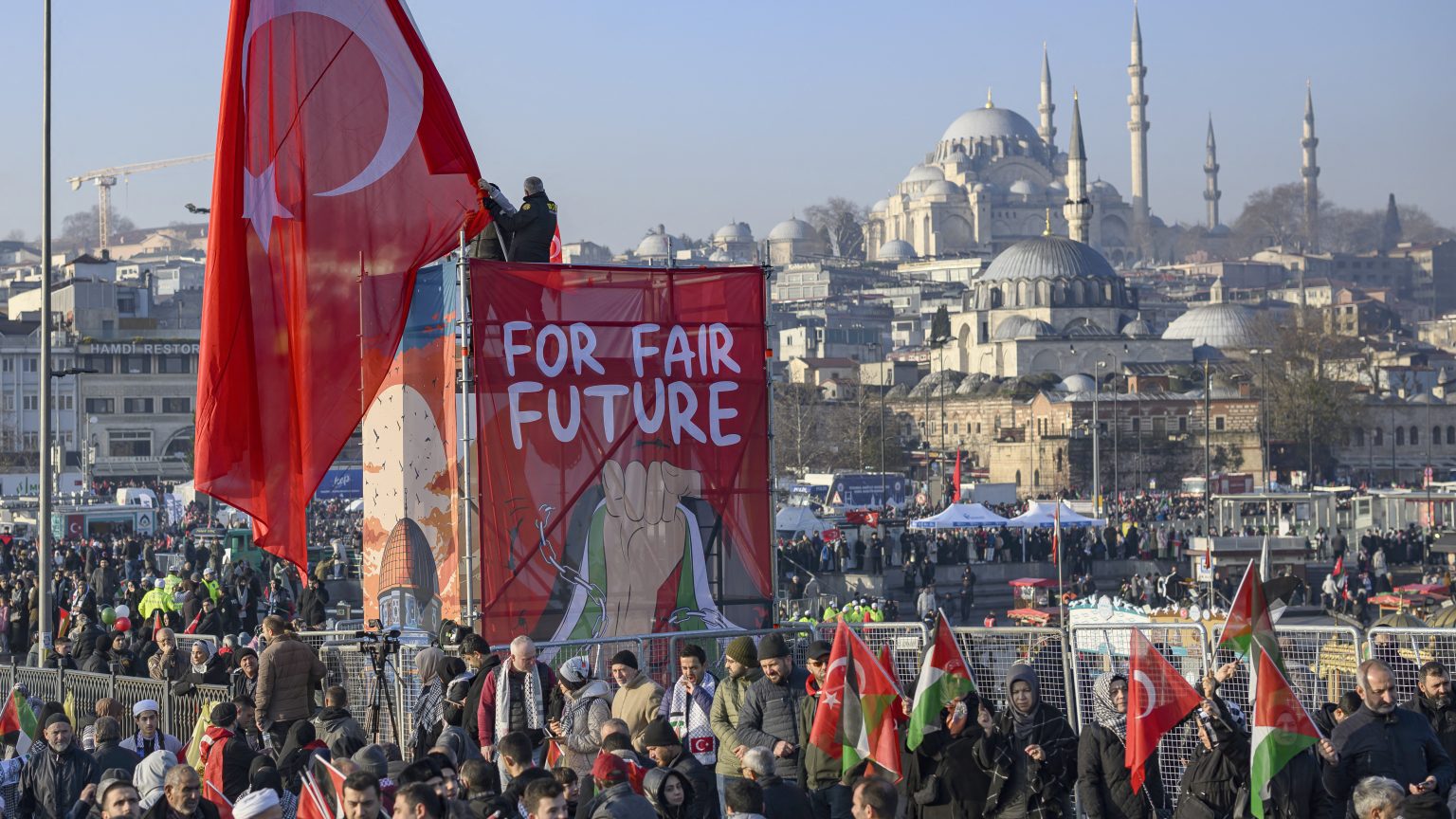 شبكة تركية تتهم بإشعال فتنة دينية بعرض مشهد عشاء لحم خنزير