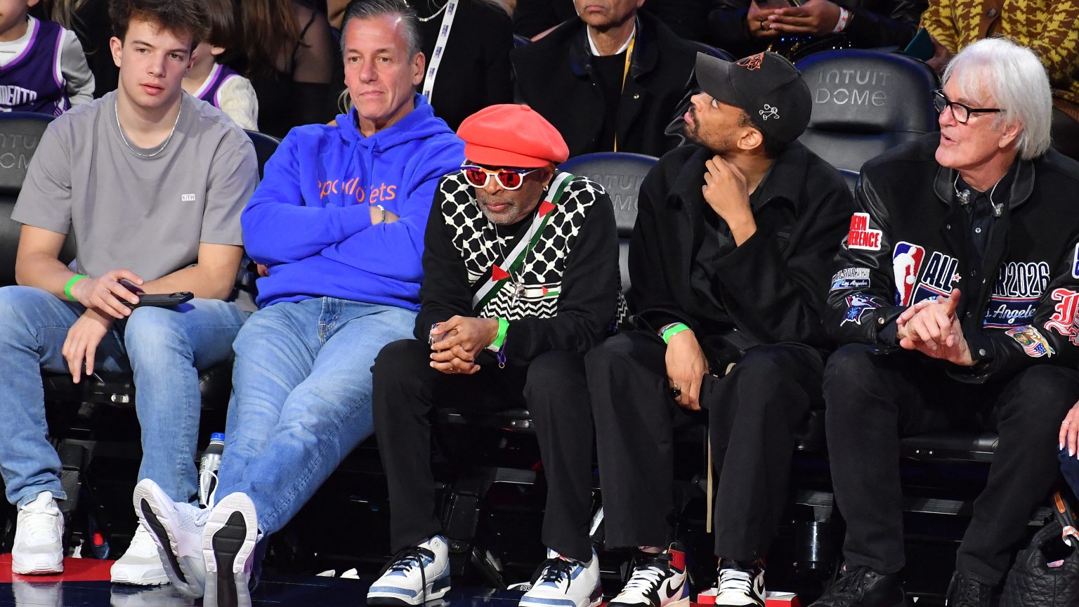 سبايك لي يثير جدلاً واسعاً بسبب زي مؤيد لفلسطين واعتذاره