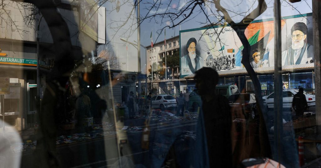 طلاب إيرانيون يحتجون لليوم الثاني في جامعات