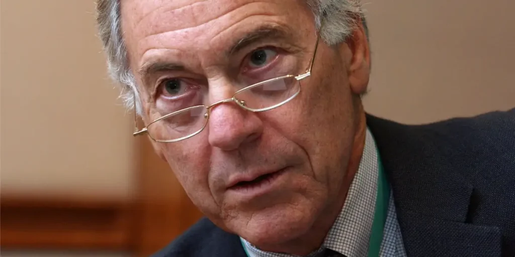 خبير اقتصادي بارز: الذكاء الاصطناعي مبالغ فيه وخطير