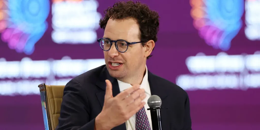 أنثروبيك تتخلى عن تعهد السلامة البارز في سباق الذكاء الاصطناعي المحتدم