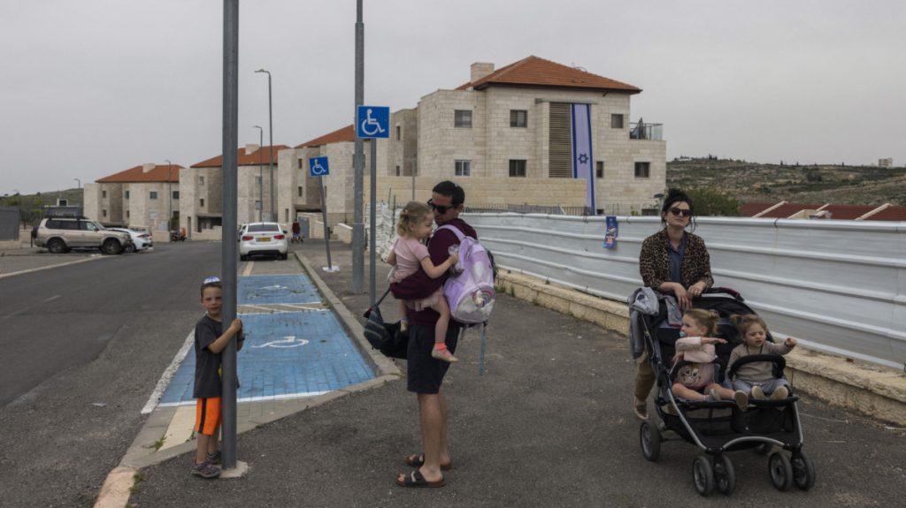 السفارة الأمريكية في إسرائيل تقدم خدمات قنصلية للمستوطنين في الضفة الغربية المحتلة