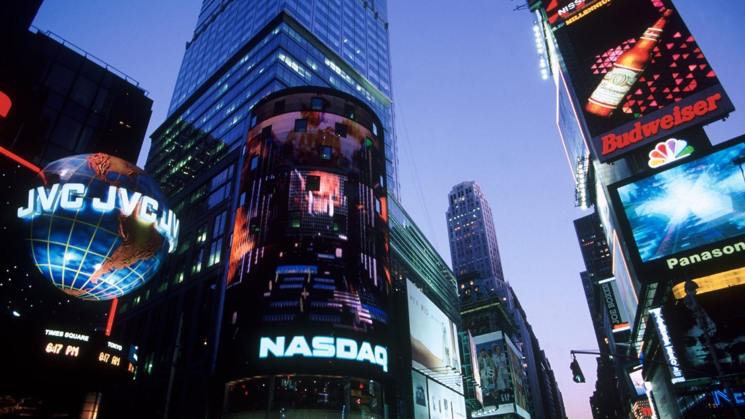 تكلفة التردد: نظرة على داو جونز والمؤشر الأمريكي