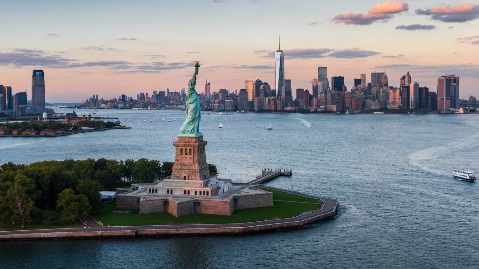 أمريكا تتباطأ والتضخم لا يلين: الناتج المحلي، مؤشر مديري المشتريات، والرسوم الجمركية في مزيج “صعب”