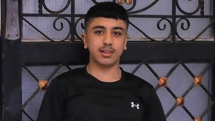 لقطات تظهر قوات إسرائيلية تقف جانباً بينما ينزف فتى فلسطيني أطلقوا النار عليه