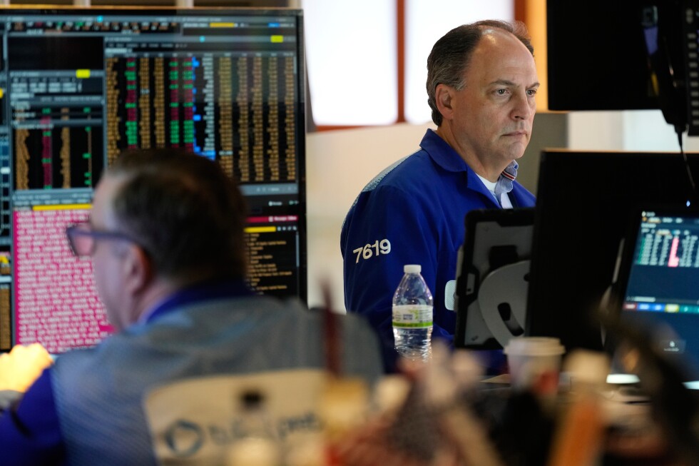 تنخفض الأسهم الأمريكية بشكل حاد مع بحث المستثمرين عن الخاسرين الذين سيتضررون من الذكاء الاصطناعي