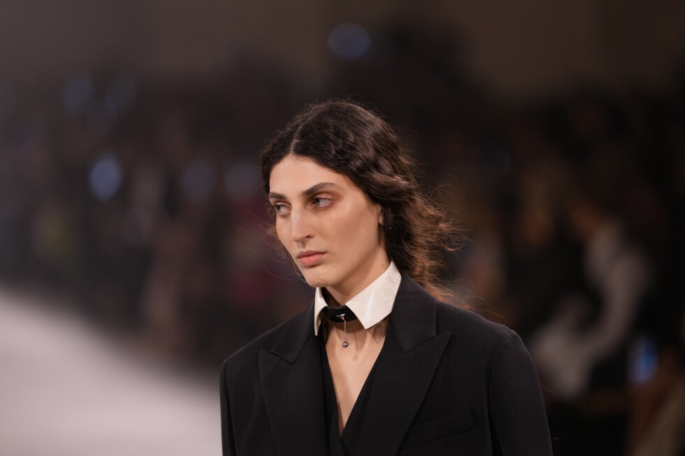 تظهر شيوري لأول مرة في Fendi بمظهر إبداعي من الفراء والصف الأمامي المليء بالنجوم