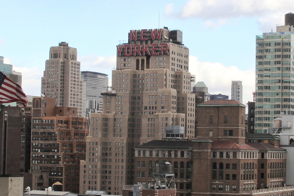 الرجل الذي عاش بدون إيجار في فندق نيويوركر، ثم ادعى أنه يمتلكه، أقر بأنه مذنب في تهمة الاحتيال