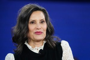 الحاكمة جريتشين ويتمر توقع على حظر استخدام الهواتف الذكية في الفصول الدراسية في مدارس ميشيغان