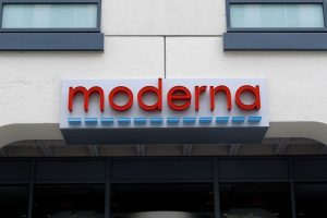 تقول شركة موديرنا إن إدارة الغذاء والدواء الأمريكية ترفض طلبها للحصول على لقاح جديد لأنفلونزا mRNA