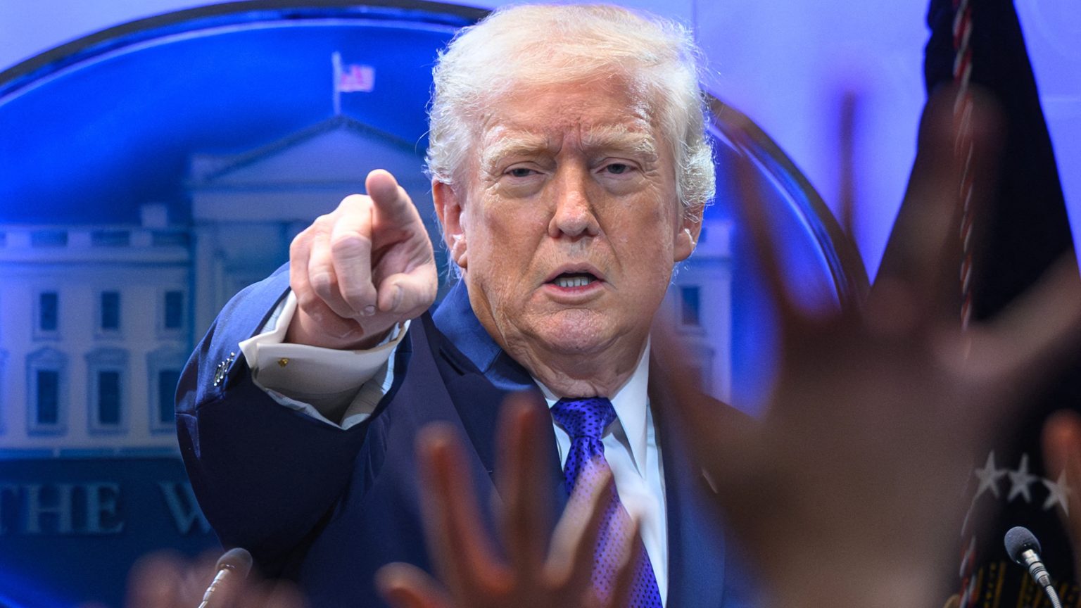 ترامب يفتح الباب لاتفاق نووي “رمزي” مع إيران بشرط سد كل سبل صنع قنبلة.