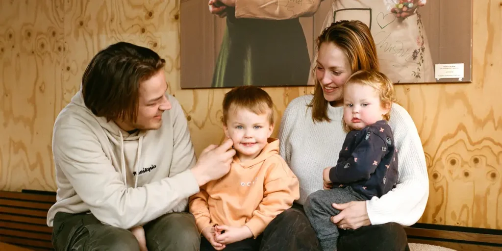 أسرٌ تربي أطفالها في منزل صغير وتعمل 3 أيام أسبوعياً وتدخر نصف دخلها.