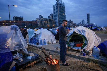 هجمات صاروخية إيرانية تشعل حرائق وتحدث أضراراً في وسط وجنوب إسرائيل