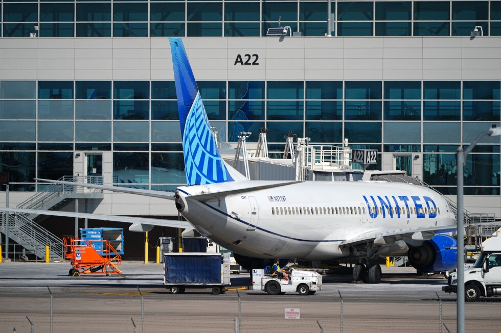ترفع شركة United Airlines رسوم الحقائب وسط ارتفاع تكاليف الوقود وتقدم أسعارًا متميزة